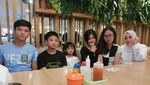 Ayah dan Ibu Sambung Vanessa Ternyata Hobi Berbagi Makanan