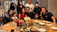 Orang tua Vanessa Angel mengaku tidak menyangka bahwa perayaan ulang tahun ayahnya tahun ini menjadi kejutan terakhir dari Vanessa. Vanessa Angel, Bibi, dan Gala terlihat bahagia sambil tiup lilin bersama. Foto: Instagram