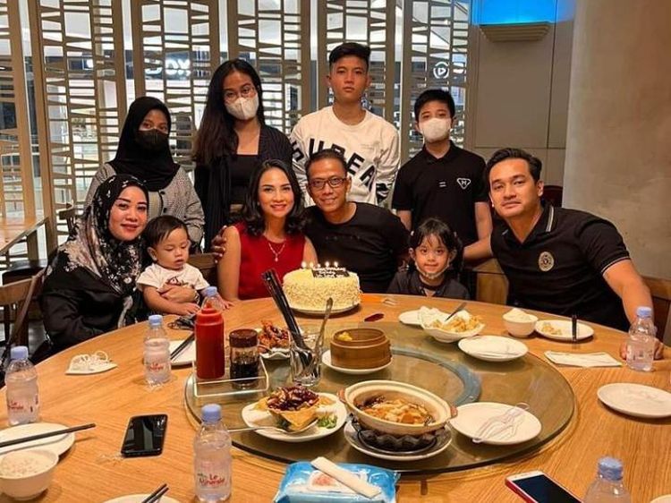 Ayah dan Ibu Sambung Vanessa Ternyata Hobi Berbagi Makanan
