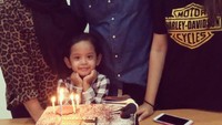 Perayaan ulang tahun menjadi yang tak boleh terlewatkan bagi ayah Vanessa Angel. Potong kue tanpa Vanessa, Doddy Soedrajat mengatakan bahwa yang penting adalah doa dari anaknya yang tak pernah putus. Foto: Instagram