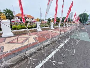 Jelang Demo Buruh di Surabaya, Grahadi Dikeliling Kawat Berduri