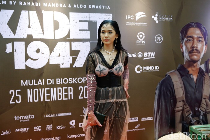 Givina, adik Uus, saat ditemui di gala premiere film Kadet 1947 di Plaza Senayan.