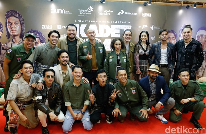 Givina, adik Uus, saat ditemui di gala premiere film Kadet 1947 di Plaza Senayan.