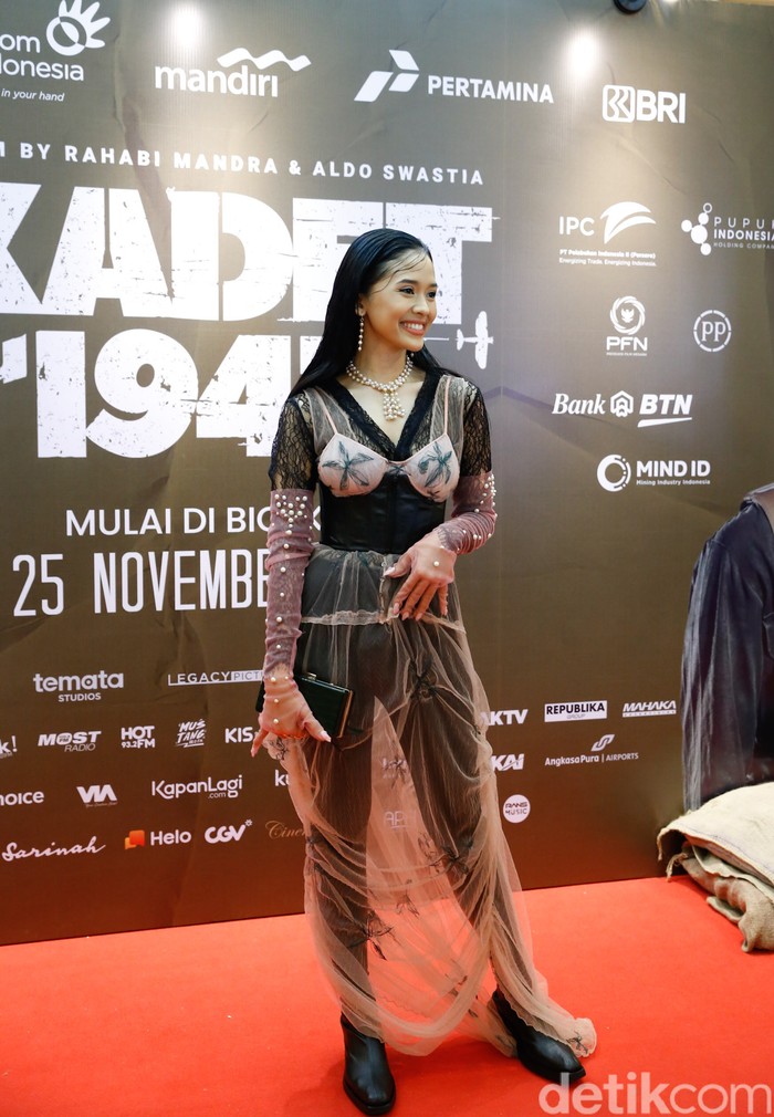 Givina Givina, adik Uus, saat ditemui di gala premiere film Kadet 1947 di Plaza Senayan.