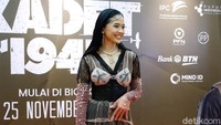 Givina tampil dengan dress menerawang yang dipadukan dengan jumpsuit berwarna hitam. Pool/Noel/detikFoto