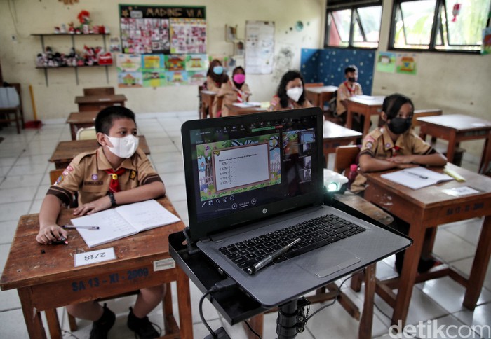 Guru, Tak Cukup Digugu dan Ditiru Pada era pandemi, kehadiran guru memasuki ruang virtual. Ia harus lebih kreatif menyuguhkan materi digital. Tak cukup sekedar dipercaya dan diteladani. Selamat hari guru.