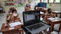 Sekolah tatap muka di Jakarta Utara (8/9/2021). Di masa pandemi, kehadiran guru dalam ruang virtual menjadi tantangan tersendiri. Tak cukup digugu (dipercaya) dan ditiru (dicontoh) melainkan harus lebih kreatif dan pintar dalam mengisi materi dan durasi. (Pradita Utama/detikcom)