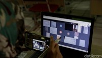 Guru mengajar online di Kota Tangerang. Pandemi membuat tenaga pengajar harus bisa beradaptasi dengan cepat. (Grandyos Zafna/detikcom)