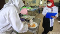 Ujian praktik SMKN 30 Jakarta. Kreatifitas guru untuk membuat metode belajar dan media yang menarik menjadi ujung tombak kegiatan ini. (Ari Saputra/detikcom)