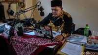 Sigit Pambudi, guru SD Mojo, Solo, Jateng menggunakan walkie talkie saat memberi pelajaran pada masa puncak pandemi Corona, (29/9/2020). (Ulet Ifansasti/Getty Images)