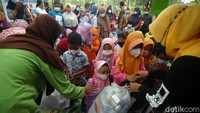 Sejumlah murid TK menyetorkan sampah plastik ke guru di Sekolah Alam Sakila Kerti, obyek wisata Pantai Alam Indah, Tegal, Jawa Tengah, Jumat (12/11/2021). Mengenal kebaikan dari yang sederhana merupakan bagian dari proses belajar.  (Oky Lukmansyah/AntaraFoto).