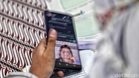 Sekolah online di Galur, Jakarta Pusat. Guru mau tidak mau mempelajari teknologi yang tidak mereka kenal. Guru menyederhanakan kurikulum untuk memastikan anak murid mereka tidak di bawah tekanan, kata Menteri Pendidikan, Nadiem Makarim, Kamis (25/11/2021). (Pradita Utama/detikcom)