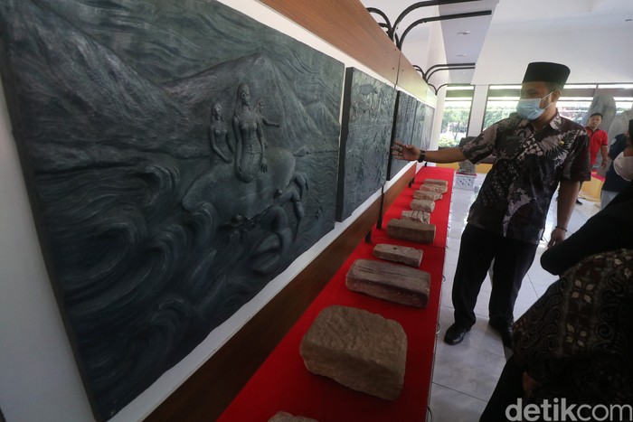 Pada era pandemi, kehadiran guru memasuki ruang virtual. Ia harus lebih kreatif menyuguhkan materi digital. Tak cukup sekedar dipercaya dan diteladani. Selamat hari guru.