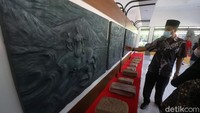 Guru sejarah Achmad Zainal Facris memperlihatkan repelika relief cerita panji saat kegiatan bertajuk Membaca Relief Cerita Panji di Museum Airlangga, Kota Kediri, Jawa Timur, Jumat (15/10/2021). Keluar kelas dan melihat langsung objek yang dipelajari membuat aktifitas belajar tidak membosankan. (Prasetia Fauzani/AntaraFoto).