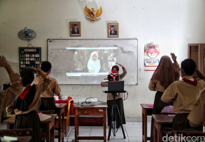 Pada era pandemi, kehadiran guru memasuki ruang virtual. Ia harus lebih kreatif menyuguhkan materi digital. Tak cukup sekedar dipercaya dan diteladani. Selamat hari guru.