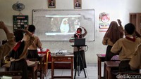 Sekolah tatap muka, di Jakarta Utara (8/9/2021). Guru dituntut semakin kreatif. Rutinitas bertahun-tahun dengan aktifitas yang sama berpotensi mengikis kreatifitas tersebut.(Pradita Utama/detikcom)