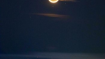 Bulan Terlihat Seperti Saturnus. Foto: dok Bored Panda