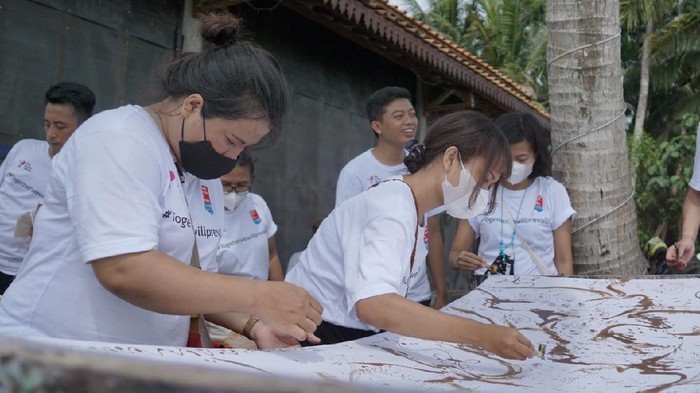 Teleperformance Indonesia ikut serta melestarikan lingkungan dalam pengembangan desa wisata. Mulai dari tanam pohon hingga pelepasliaran tukik.
