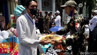 Petugas Satpol PP dan polisi turut berjaga di area sekitar lokasi. Mereka lebih banyak menertibkan lalu lintas kendaraan. Sebab selama acara haul Habib Ali bin Muhammad Al Habsyi, tidak ada penutupan jalan. Beberapa warga yang datang mengaku tak tahu bahwa acara haul digelar tertutup dan digelar secara online. Sebelumnya, ulama setempat, Habib Novel Alaydrus, sudah menyampaikan kepada masyarakat untuk mengikuti haul secara online di rumah masing-masing. Majelis Ar-Raudhah yang dia pimpin pun tidak menerima tamu seperti tahun-tahun sebelumnya.