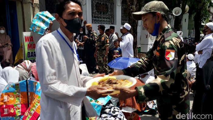 Peringatan haul Habib Ali bin Muhammad Al Habsyi di Masjid Riyadh, Kecamatan Pasar Kliwon, Solo, ramai didatangi jemaah meski digelar tertutup untuk keluarga.
