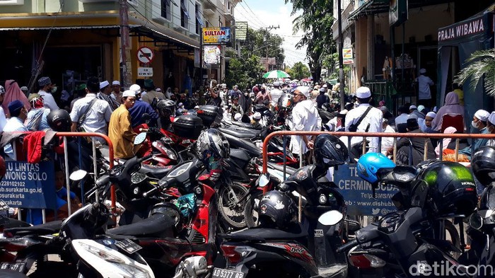 Peringatan haul Habib Ali bin Muhammad Al Habsyi di Masjid Riyadh, Kecamatan Pasar Kliwon, Solo, ramai didatangi jemaah meski digelar tertutup untuk keluarga.