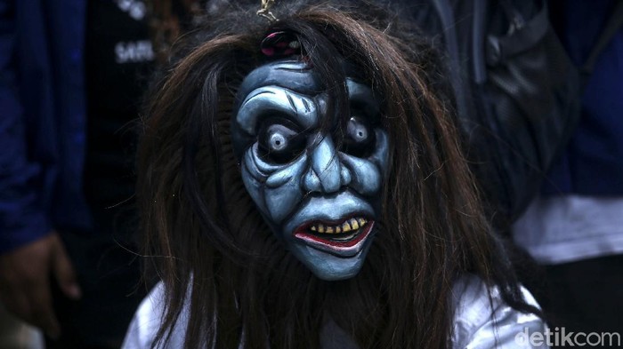 Hiii... 'Genderuwo' Ikut Kawal Sidang UU Cipta Kerja di Jakarta Aksi para buruh di kawasan Patung Kuda, Jakarta, diwarnai pemandangan unik. Sejumlah buruh tampak mengenakan pakaian tak biasa bak 'Genderuwo'. Ini potretnya.