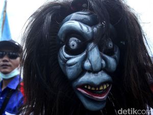 Hiii... Genderuwo Ikut Demo Buruh di Jakarta