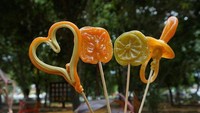 Nah jajanan yang satu ini berupa permen gulali yang dibentuk dengan bentuk-bentuk menggemaskan. Seperti bunga, love dan segitiga. Biasanya penjualnya ada di sekolah-sekolah. Foto: Instagram/Website
