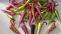 Kalau ke warung kelontong, pasti cokelat payung ini selalu dijajakan di dalam toples. Permen payung ini juga jadi favorit kala itu. Foto: Instagram/Website