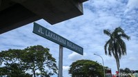 Jalan yang sebelumnya bernama Inspeksi Kalimalang kini berubah nama menjadi Jalan Laksamana Malahayati. Ia merupakan pahlawan nasional dari Aceh.