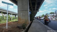 Jalan ini merupakan salah satu akses masuk dari Jakarta Timur menuju Kota/Kabupaten Bekasi atau sebaliknya. Saat ini sudah terdapat 5 plang nama Jalan Laksamana Malahayati yang terpasang pada ruas jalan tersebut.