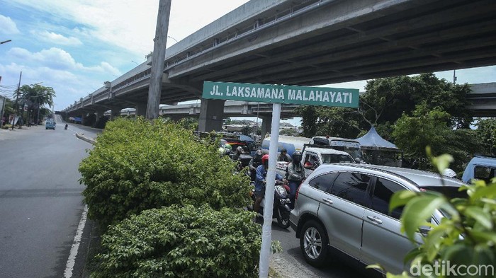 Jalan Inspeksi Kalimalang Berubah Nama Jalan Inspeksi Kalimalang kini berubah nama. Jala yang menjadi akses masuk dari Jakarta Timur menuju Kota/Kabupaten Bekasi kini bernama Jalan Laksamana Malahayati.
