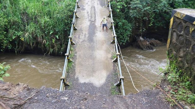 jembatan ambruk di banyuwangi