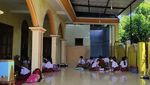 Jembatan Ambruk, Siswa SD Terpaksa Belajar di Masjid