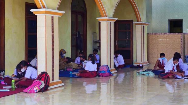 35 Siswa SDN 7 Tegalharjo, Kecamatan Glenmore, Banyuwangi, terpaksa belajar di masjid. Hal itu dilakukan karena jembatan yang menjadi akses ke sekolah mereka ambruk.