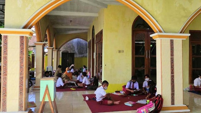 35 Siswa SDN 7 Tegalharjo, Kecamatan Glenmore, Banyuwangi, terpaksa belajar di masjid. Hal itu dilakukan karena jembatan yang menjadi akses ke sekolah mereka ambruk.
