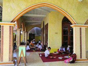 Siswa Banyuwangi yang Belajar di Masjid Kini Punya Kelas di Kantor Kecamatan