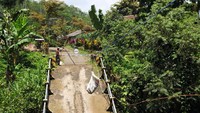Jembatan satu-satunya yang menjadi akses menuju ke sekolah ambruk diterjang banjir.
