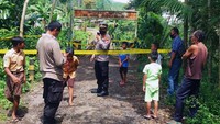Polisi tampak memantau kondisi jembatan.