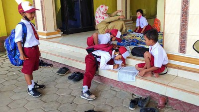 Jembatan Ambruk, Siswa SD Terpaksa Belajar di Masjid