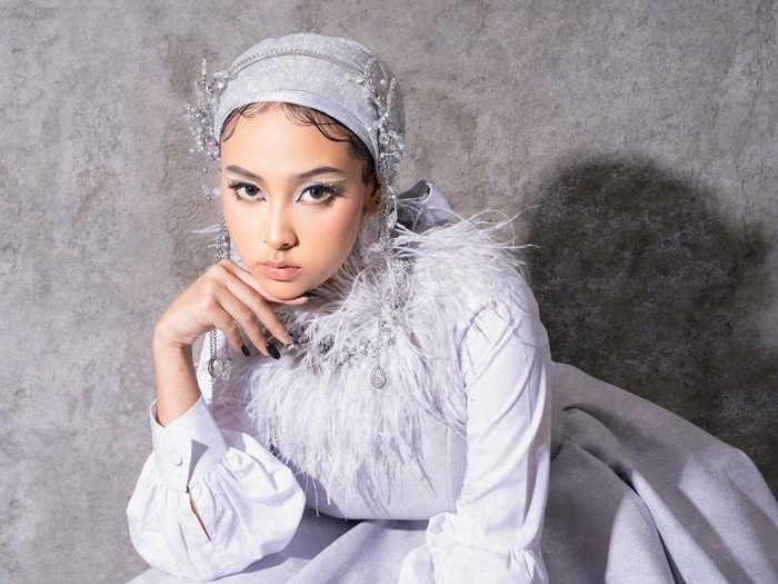 Jinan Laetitia kembali dengan singlenya, Timeless.