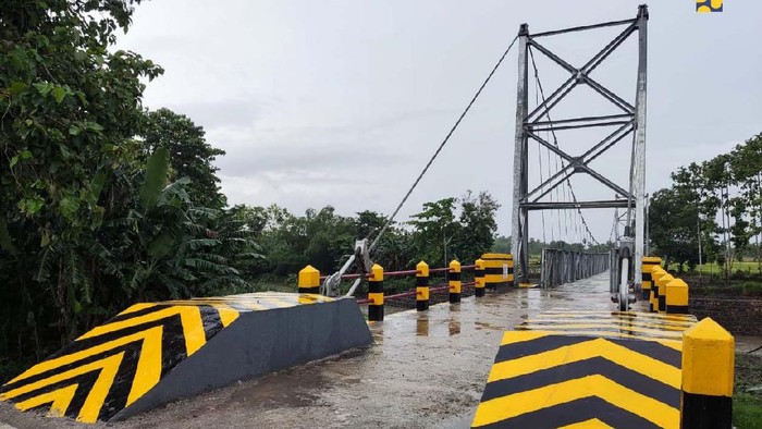 Kabar Baik Warga Takalar, Jembatan Makammu II Kelar! Kementerian PUPR telah membangun Jembatan Gantung Makammu II yang berada di Desa Bulukunyi, Kabupaten Takalar, Sulawesi Selatan. Begini bentuknya.