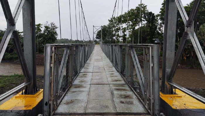Kementerian PUPR telah membangun Jembatan Gantung Makammu II yang berada di Desa Bulukunyi, Kabupaten Takalar, Sulawesi Selatan. Begini bentuknya.