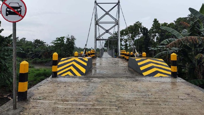 Kementerian PUPR telah membangun Jembatan Gantung Makammu II yang berada di Desa Bulukunyi, Kabupaten Takalar, Sulawesi Selatan. Begini bentuknya.