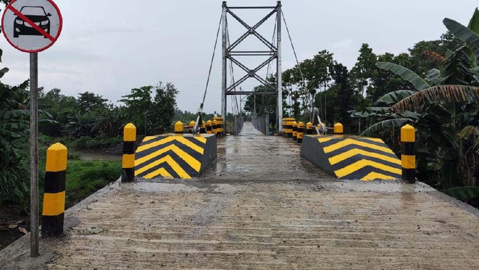 Kabar Baik Warga Takalar, Jembatan Makammu II Kelar! Kementerian PUPR telah membangun Jembatan Gantung Makammu II yang berada di Desa Bulukunyi, Kabupaten Takalar, Sulawesi Selatan. Begini bentuknya.