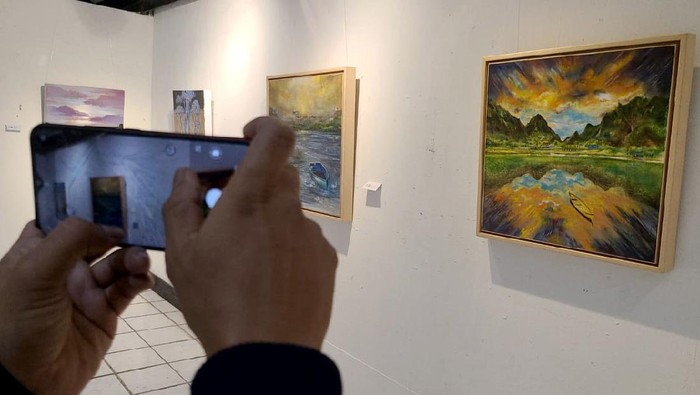 Kala Para Pelukis Membaca Dunia Pameran Bersama Pelukis Indonesia 2021 bertajuk “Membaca Dunia” atau “Read the World” resmi dibuka sejak Selasa (23/11) di Balai Budaya, Jalan Gereja Theresia, Menteng, Jakarta Pusat.