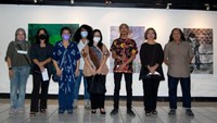 Ketua Dewantara Center, Syahnagra Ismaill yang juga menjadi salah satu pelukisa yang karyanya dipamerkan menjelaskan bahwa tajuk “Membaca Dunia” atau “Read the World” pada pameran bersama kali ini terinspirasi dari rasa optimisme para pelukis dalam melihat perkembangan dunia terutama di masa pandemi Covid-19.