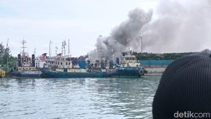 Kapal terbakar saat bersandar di Batam (Dok Polda Kepri)
