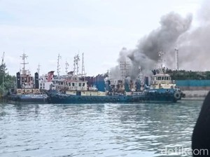 Kapal Keruk Terbakar Saat Bersandar di Batam