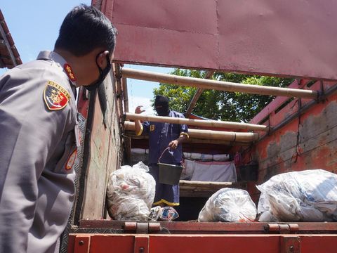 Kapolres Sukoharjo AKBP Wahyu Nugroho Setiawan menunjukkan barang bukti perdagangan anjing untuk konsumsi, Kamis (25/11/2021).